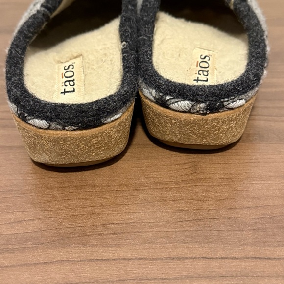 Taos Woolderness 2 Slipper Clog Wool Supportive Gray Floral Embroidery Size 8 - Picture 4 of 7